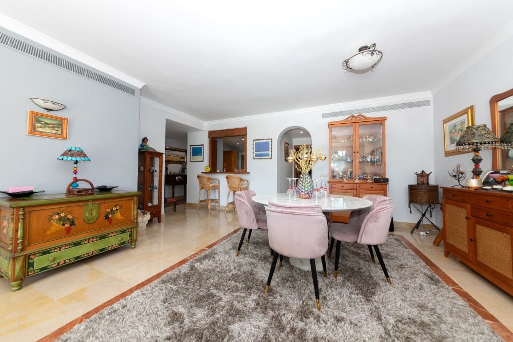 Apartamento de 2 habitaciones en La Quinta en venta con piscina garaje - 595.000 € (Ref: 9697990)