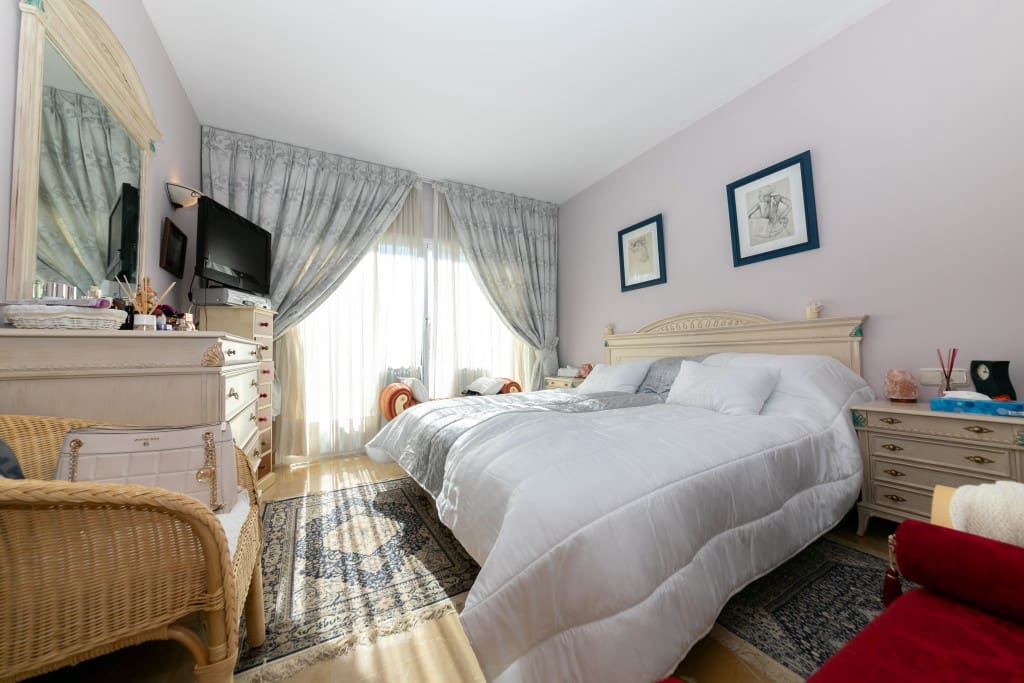 Apartamento de 2 habitaciones en La Quinta en venta con piscina garaje - 595.000 € (Ref: 9697990)