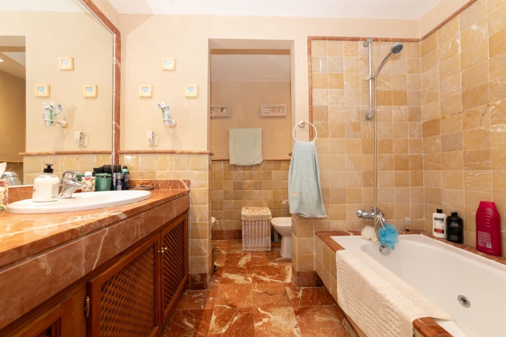 Apartamento de 2 habitaciones en La Quinta en venta con piscina garaje - 595.000 € (Ref: 9697990)