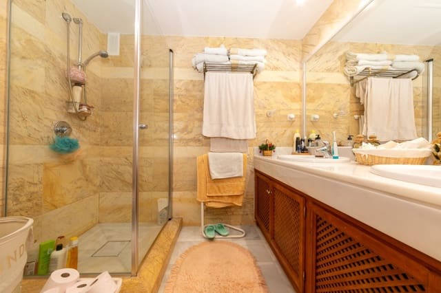 Apartamento de 2 habitaciones en La Quinta, Benahavís en venta con piscina garaje - 595.000 € (Ref: 9697990)