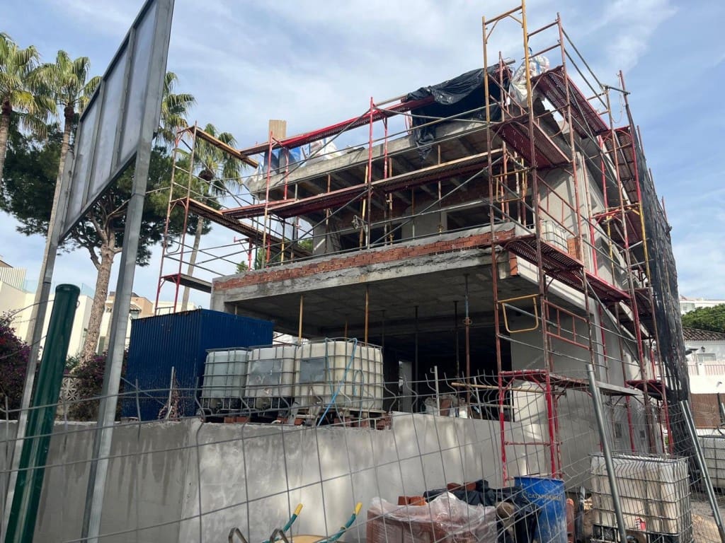 4 makuuhuone Huvila myytävänä paikassa El Rosario mukana uima-altaan 
autotalli - 2 500 000 € (Ref: 9697995)