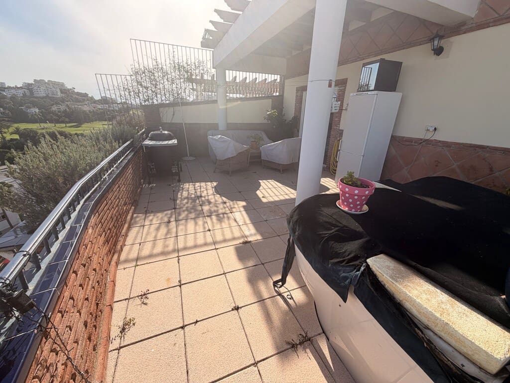 3 chambre Penthouse à vendre à Riviera del Sol avec piscine garage - 685 000 € (Ref: 9751676)