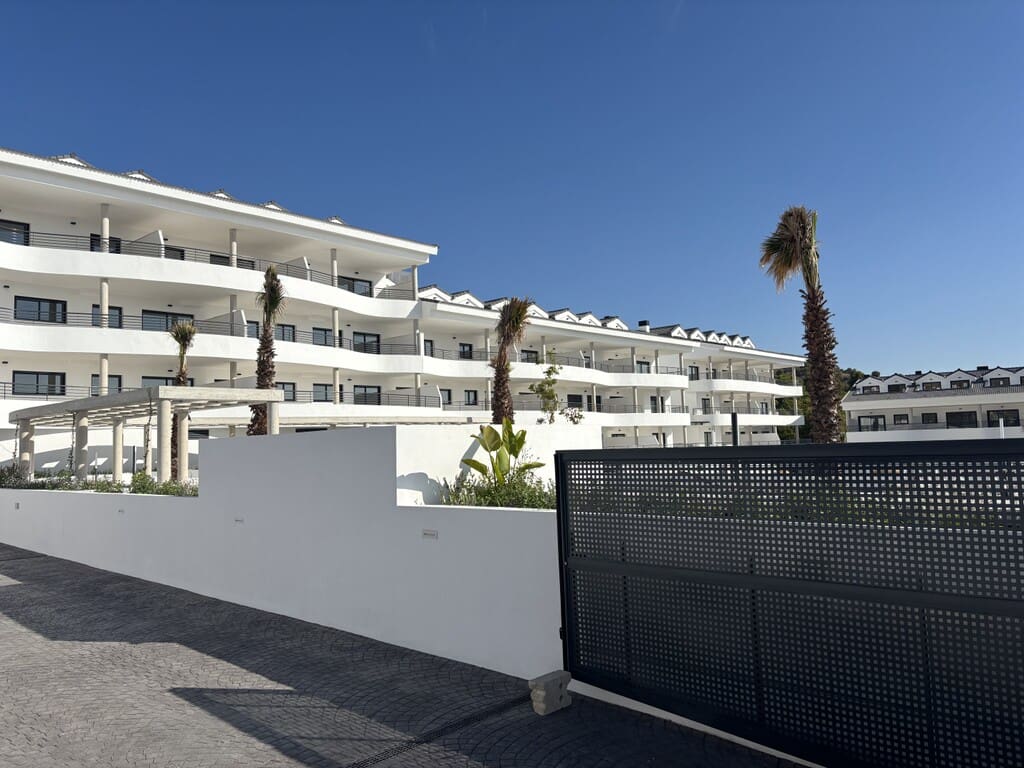 3 bedroom Apartment for sale in Benalmadena with pool garage - € 460,000 (Ref: 9780226)