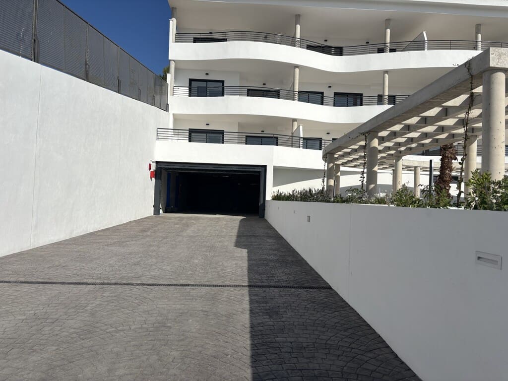 3 bedroom Apartment for sale in Benalmadena with pool garage - € 460,000 (Ref: 9780226)