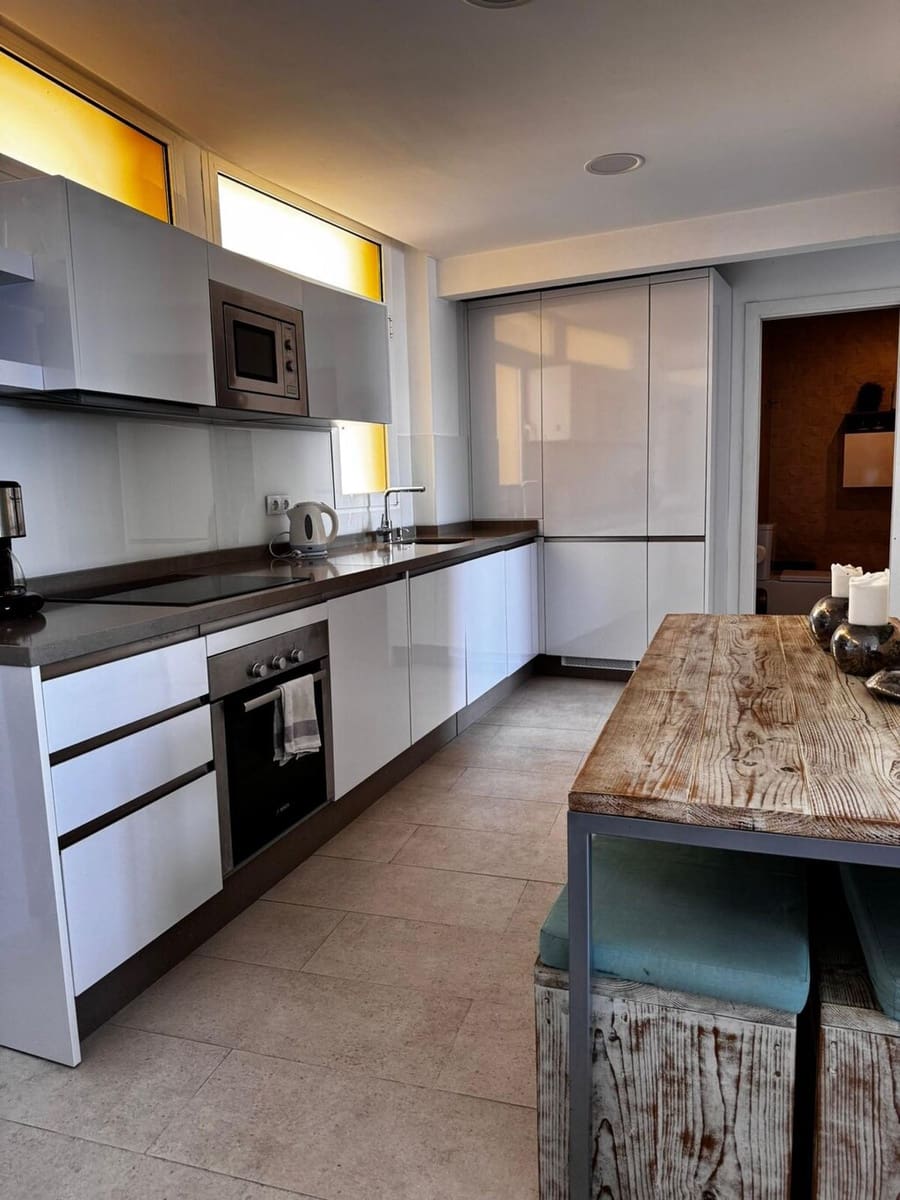 2 bedroom Apartment for sale in Fuengirola - € 465,000 (Ref: 9850931)