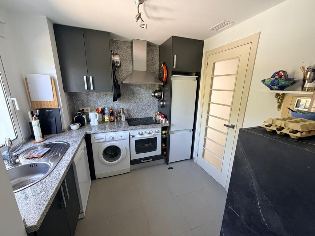 2 soverom Penthouse til salgs i Estepona med svømmebasseng - € 289 000 (Ref: 9850936)