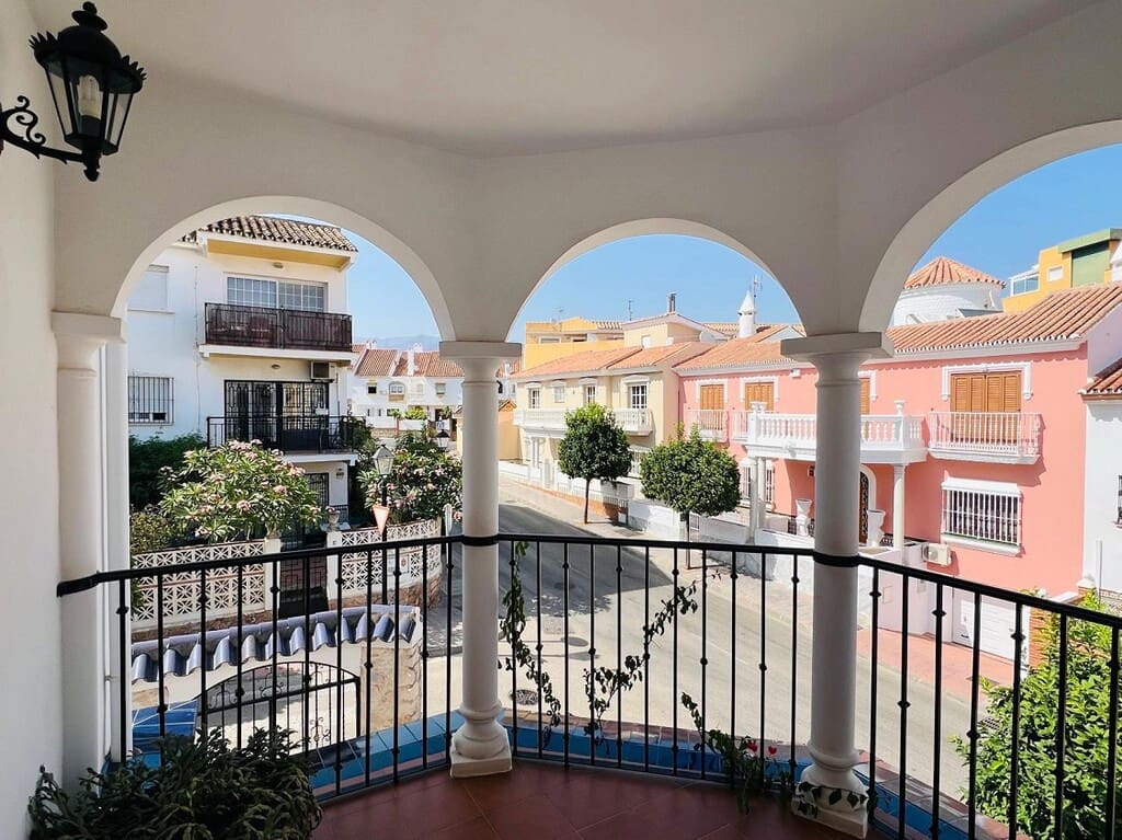 Chalet de 5 habitaciones en Fuengirola en venta con garaje - 895.000 € (Ref: 9926884)