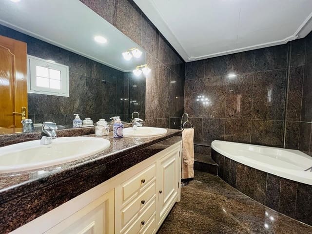 5 Zimmer Villa zu verkaufen in Fuengirola mit Garage - 895.000 € (Ref: 9926884)
