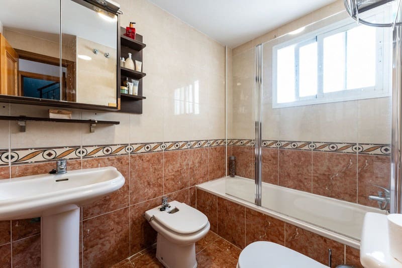 4 Zimmer Haus zu verkaufen in Fuengirola mit Pool Garage - 455.000 € (Ref: 9935726)