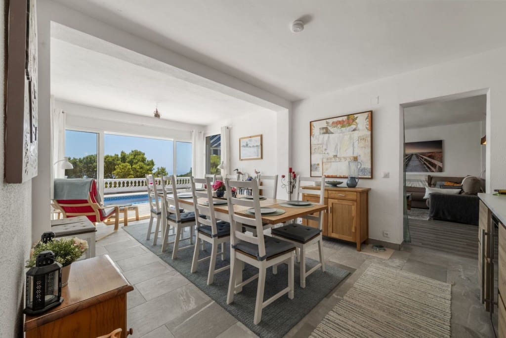 6 bedroom Villa for sale in La Cala de Mijas with pool garage - € 1,795,000 (Ref: 9935727)