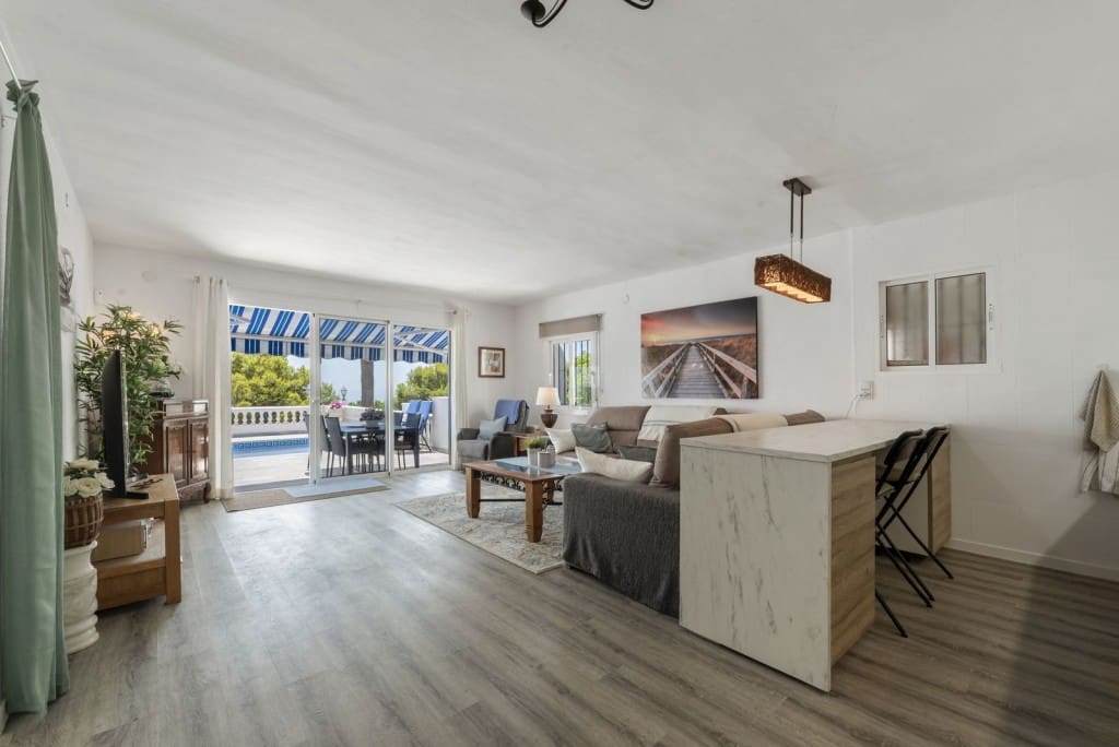 6 bedroom Villa for sale in La Cala de Mijas with pool garage - € 1,795,000 (Ref: 9935727)