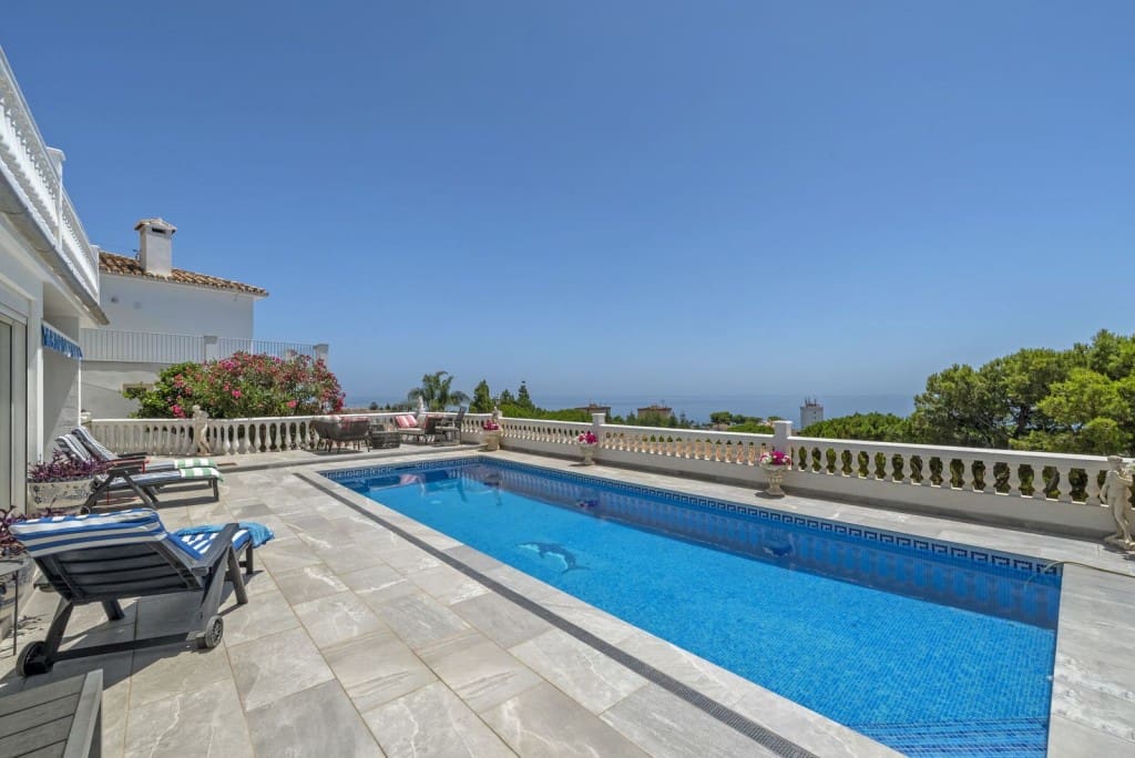 6 bedroom Villa for sale in La Cala de Mijas with pool garage - € 1,795,000 (Ref: 9935727)