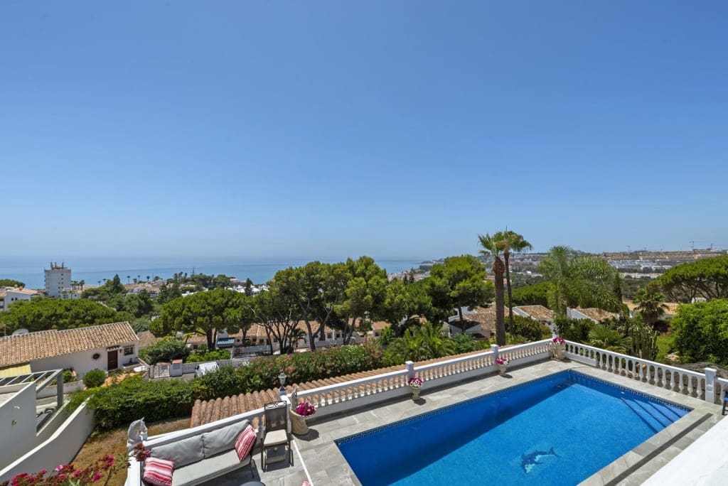 6 bedroom Villa for sale in La Cala de Mijas with pool garage - € 1,795,000 (Ref: 9935727)