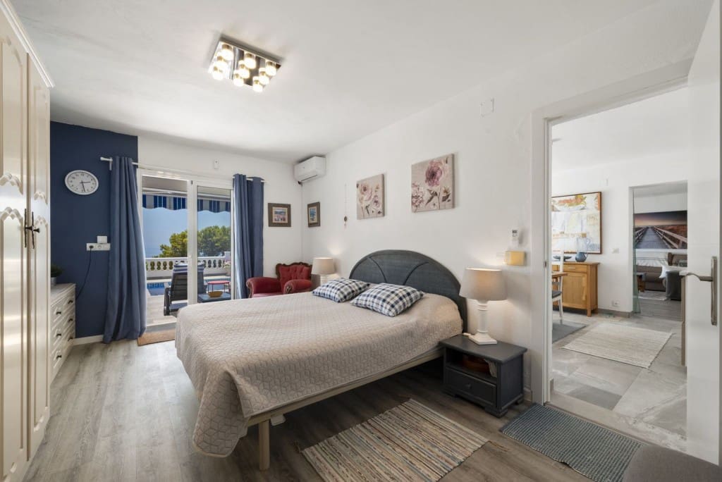 6 bedroom Villa for sale in La Cala de Mijas with pool garage - € 1,795,000 (Ref: 9935727)