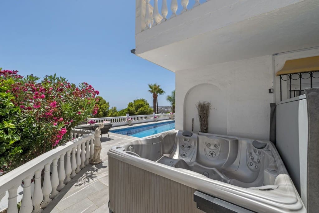 6 bedroom Villa for sale in La Cala de Mijas with pool garage - € 1,795,000 (Ref: 9935727)
