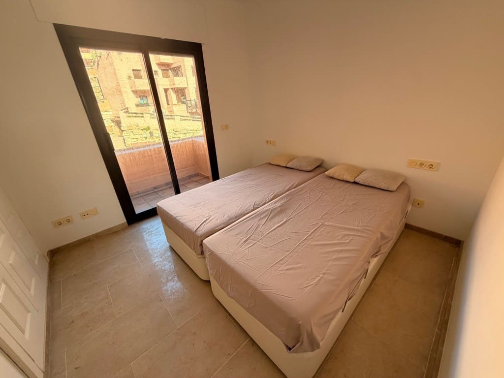 Apartamento de 2 habitaciones en La Duquesa / Puerto de la Duquesa en venta con piscina garaje - 265.000 € (Ref: 9935737)