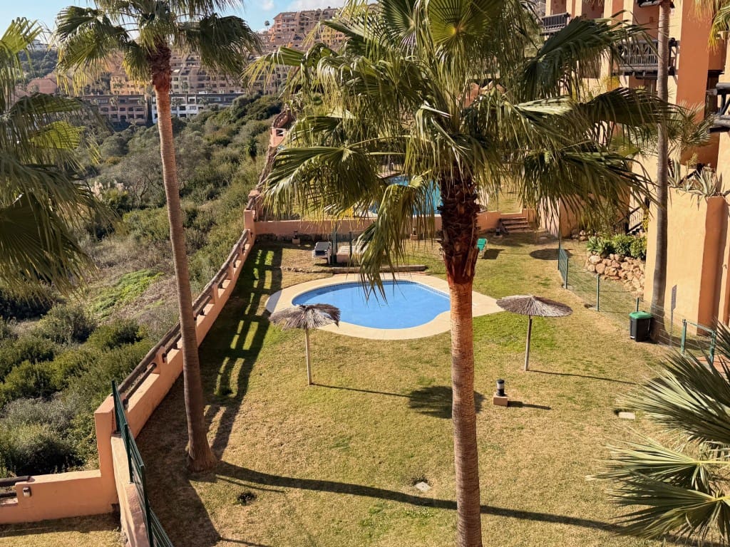 Apartamento de 2 habitaciones en La Duquesa / Puerto de la Duquesa en venta con piscina garaje - 265.000 € (Ref: 9935737)