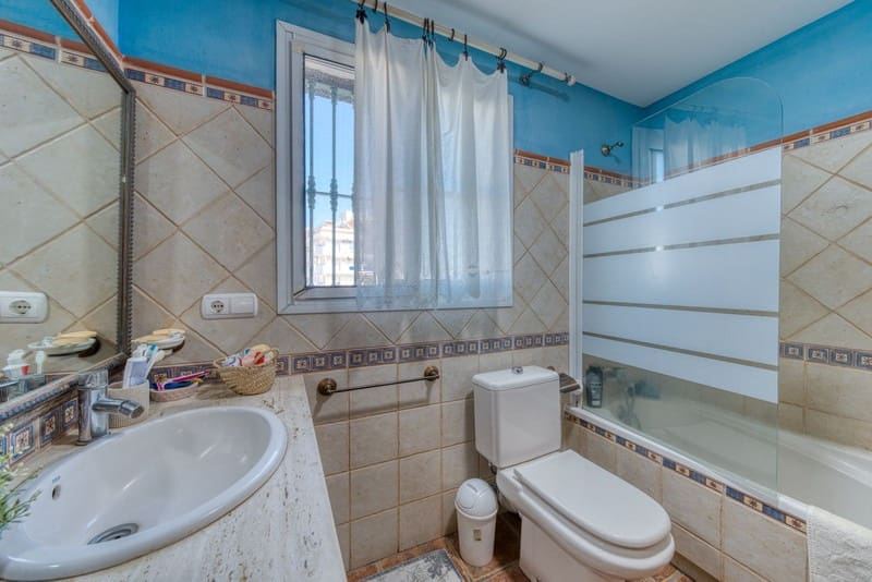 3 soveværelse Byhus til salg i Fuengirola med garage - € 850.000 (Ref: 9935745)