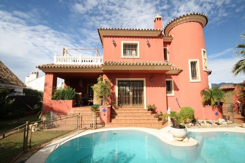 3 bedroom Villa for sale in El Rosario with pool garage - € 1,025,000 (Ref: 9935751)