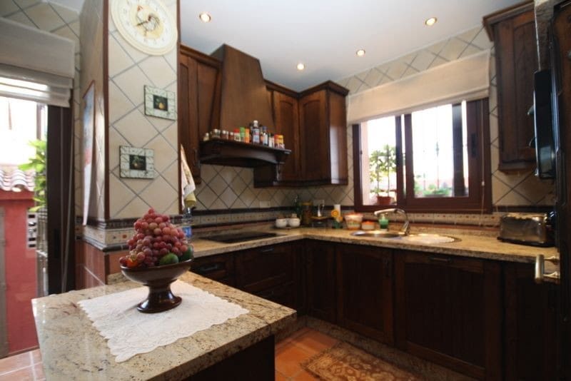 3 bedroom Villa for sale in El Rosario with pool garage - € 1,025,000 (Ref: 9935751)