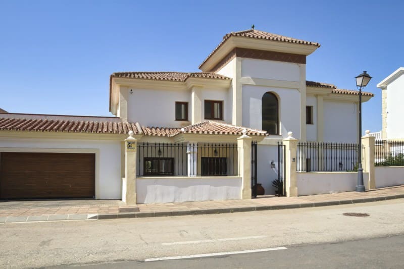 4 chambre Villa/Maison à vendre à La Cala de Mijas avec piscine garage - 1 350 000 € (Ref: 9935757)