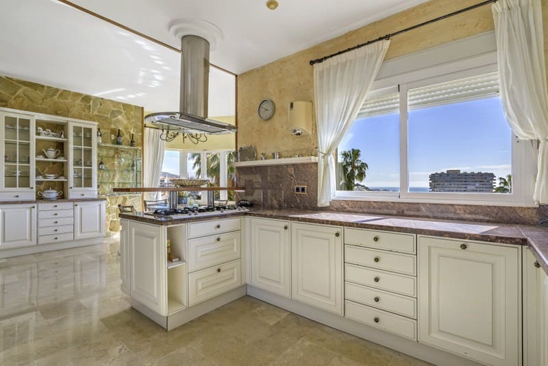 7 soveværelse Villa til salg i Torrequebrada med swimmingpool garage - € 2.195.000 (Ref: 9935758)
