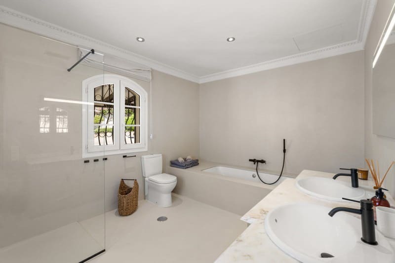 4 quarto Moradia para venda em Benahavis com piscina garagem - 2 950 000 € (Ref: 9935761)