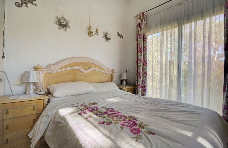 3 bedroom Villa for sale in Calahonda with pool garage - € 650,000 (Ref: 9935778)