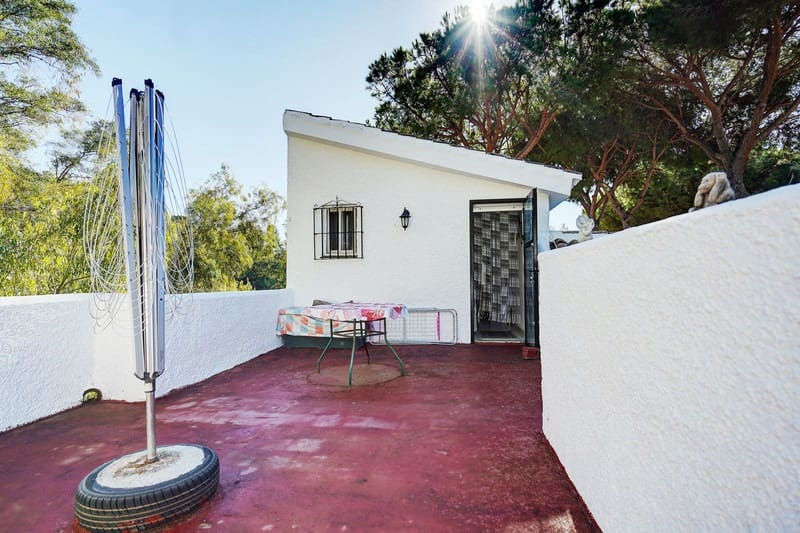 3 bedroom Villa for sale in Calahonda with pool garage - € 650,000 (Ref: 9935778)