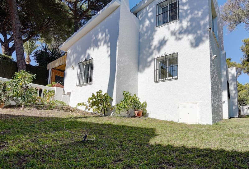 3 bedroom Villa for sale in Calahonda with pool garage - € 650,000 (Ref: 9935778)