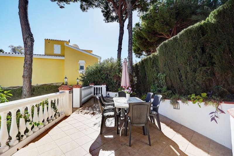 3 bedroom Villa for sale in Calahonda with pool garage - € 650,000 (Ref: 9935778)
