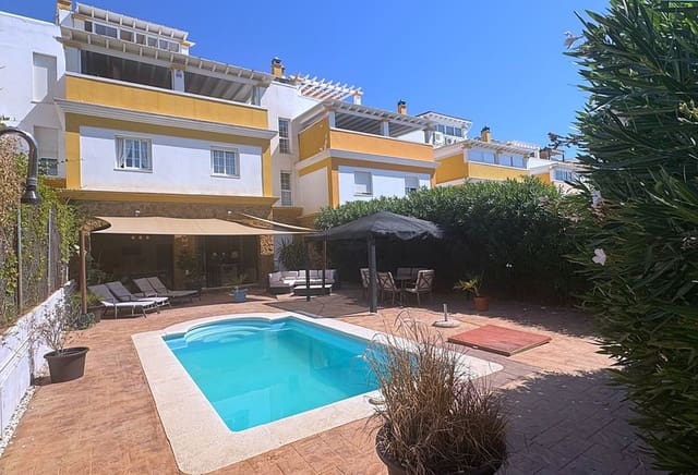 Casa de 4 habitaciones en Calahonda, Mijas en venta con piscina garaje - 699.950 € (Ref: 9935780)