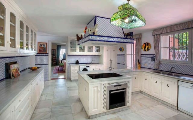 5 bedroom Villa for sale in New Golden Mile, Estepona with pool garage - € 14,000,000 (Ref: 9935787)