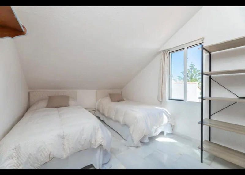 4 slaapkamer Halfvrijstaande villa te koop in Las Chapas met zwembad garage - € 1.950.000 (Ref: 9935799)