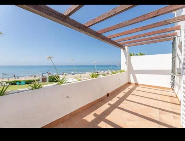 4 slaapkamer Halfvrijstaande villa te koop in Las Chapas, Marbella met zwembad garage - € 1.950.000 (Ref: 9935799)