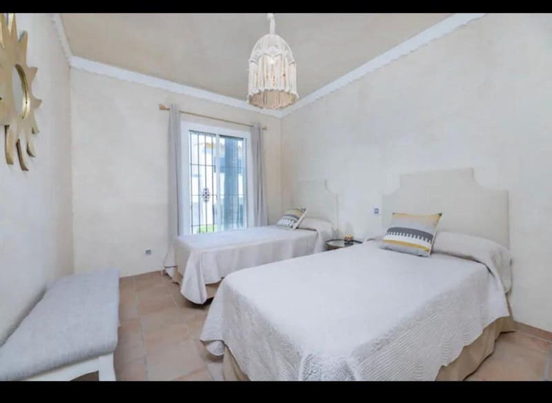 4 slaapkamer Halfvrijstaande villa te koop in Las Chapas met zwembad garage - € 1.950.000 (Ref: 9935799)