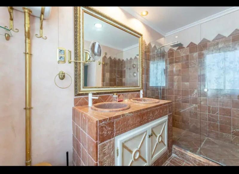 4 slaapkamer Halfvrijstaande villa te koop in Las Chapas met zwembad garage - € 1.950.000 (Ref: 9935799)