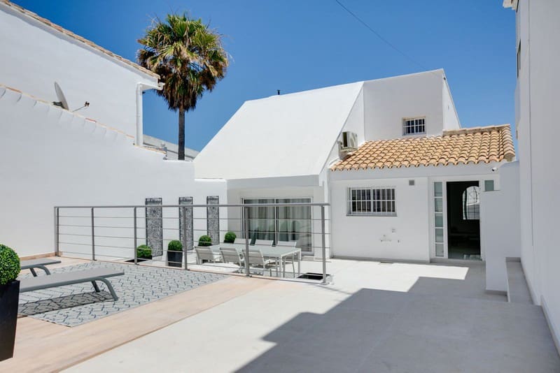 3 bedroom Villa for sale in Manilva with pool - € 1,100,000 (Ref: 9935802)