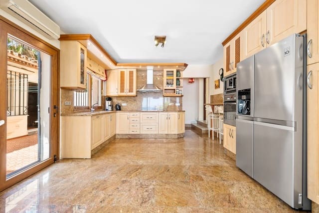 6 bedroom Villa for sale in Estepona with pool garage - € 10,000,000 (Ref: 9935803)