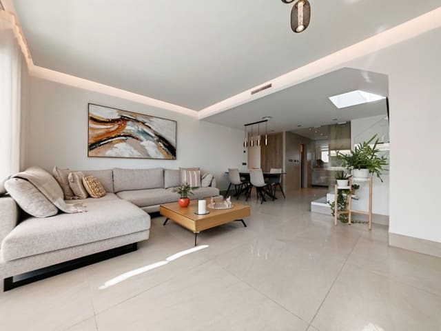 3 makuuhuone Kattohuoneisto myytävänä paikassa La Cala de Mijas, Mijas mukana uima-altaan 
autotalli - 725 000 € (Ref: 9935805)