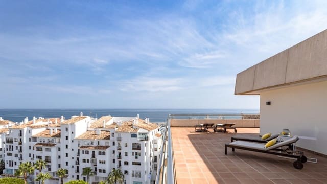 3 soveværelse Penthouse til salg i Puerto Banus, Marbella med swimmingpool garage - € 2.300.000 (Ref: 9935825)