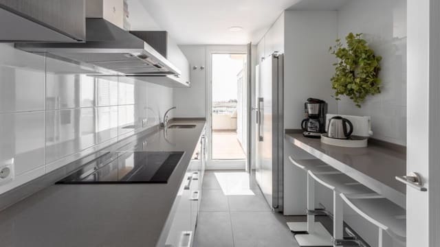 3 soveværelse Penthouse til salg i Puerto Banus, Marbella med swimmingpool garage - € 2.300.000 (Ref: 9935825)