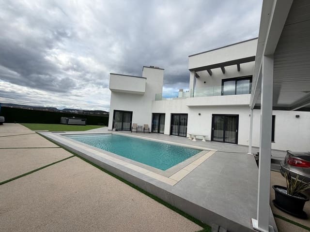 4 bedroom Villa for sale in Estepona with pool garage - € 1,620,000 (Ref: 9935831)