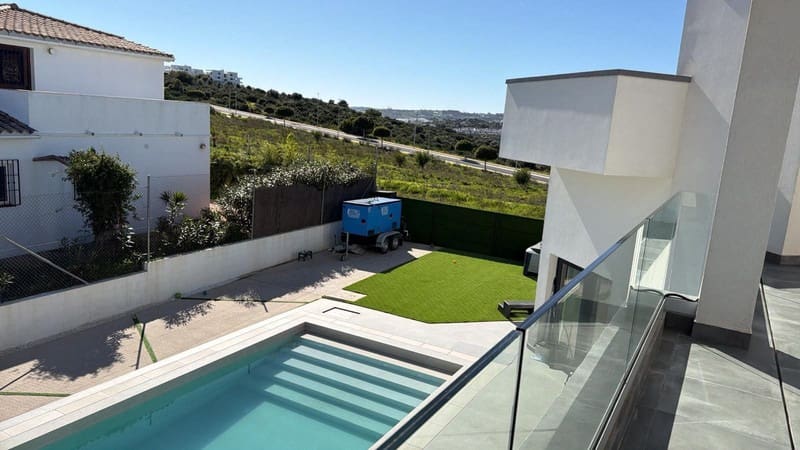 4 bedroom Villa for sale in Estepona with pool garage - € 1,620,000 (Ref: 9935831)