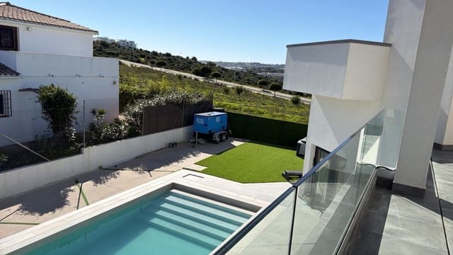 4 bedroom Villa for sale in Estepona with pool garage - € 1,620,000 (Ref: 9935831)