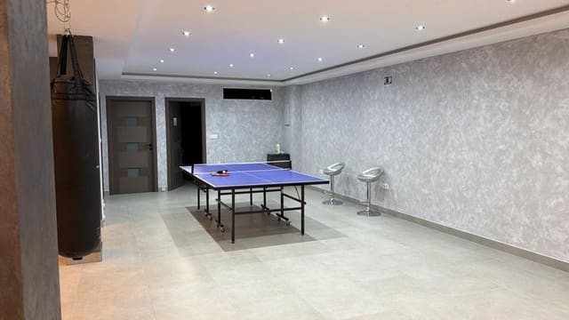 4 bedroom Villa for sale in Estepona with pool garage - € 1,620,000 (Ref: 9935831)