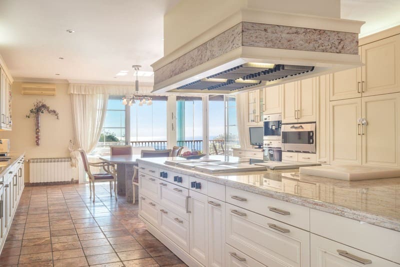 8 sovrum Villa till salu i Los Monteros med pool garage - 12 500 000 € (Ref: 9935835)