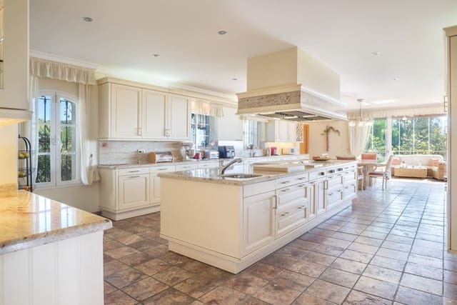 8 soverom Villa til salgs i Los Monteros, Marbella med svømmebasseng garasje - € 12 500 000 (Ref: 9935835)