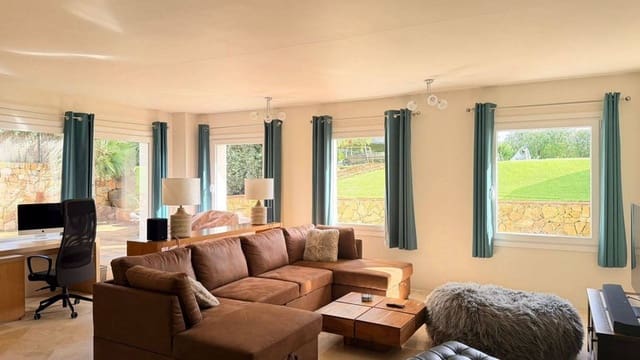 4 soverom Villa til salgs i Manilva med svømmebasseng garasje - € 1 499 000 (Ref: 9935846)