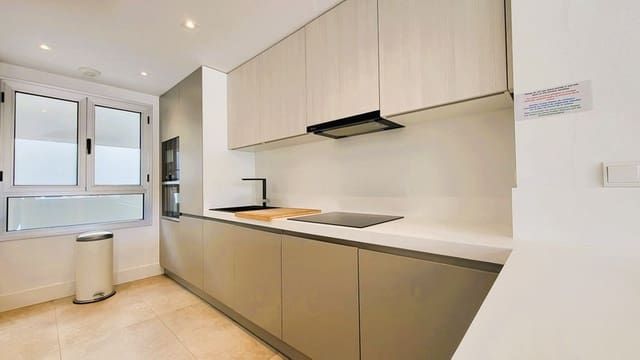 3 sypialnia Dom na sprzedaż w La Cala de Mijas, Mijas z basenem garażem - 735 000 € (Ref: 9935853)